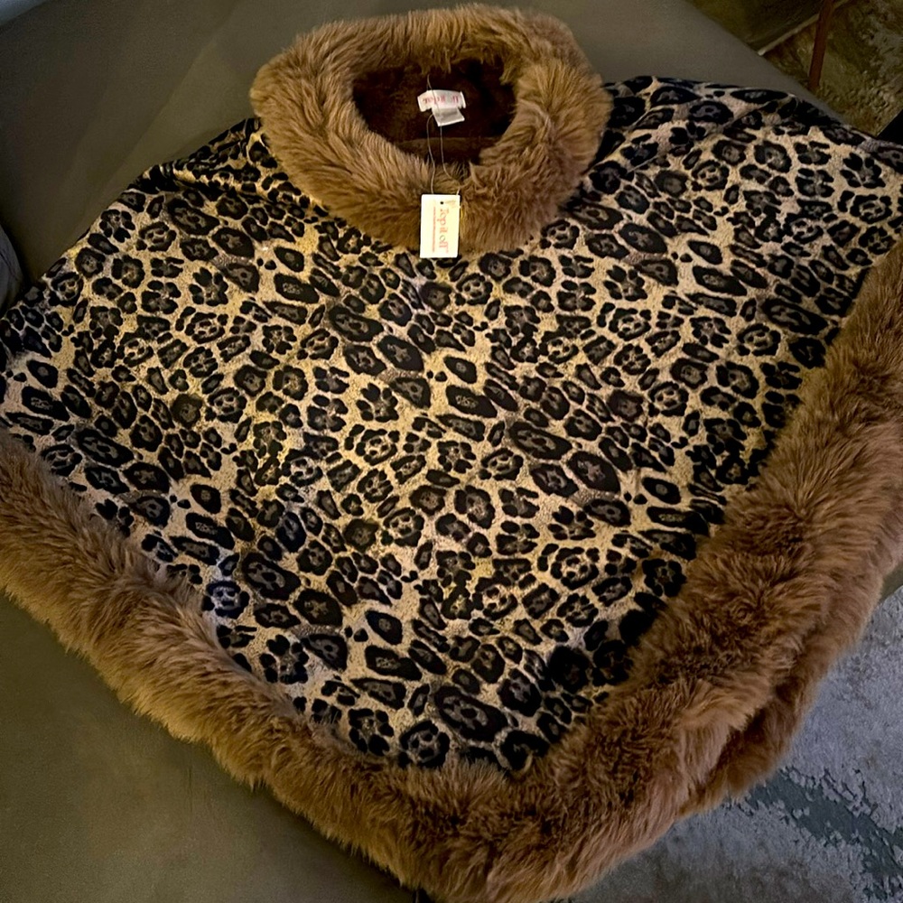 NWT Top it Off Leopard Print Poncho OS